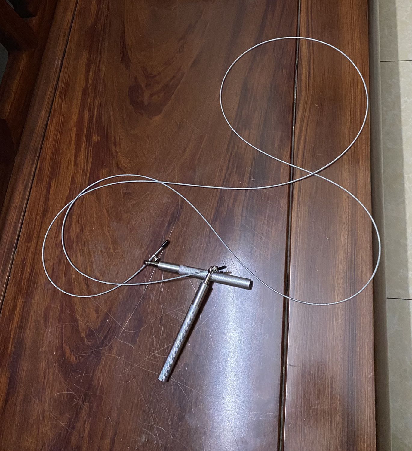 Có video nhưng k đăng đc ta
Mua 3 loại dây khác nhau nhưng đây là ưng ý nhất
Dây nhẹ, không xoắn, mượt mà hơn dây nhựa pvc vì lõi thép
Ai k tập gym thì mua dây này cardio là chuẩn
Dây thể lực ai tập gym hãy mua vì nặng lắm
Vì dây nhẹ nên nhảy ở trong phòng hay chung cư gì cũng k ảnh hưởng nhiều bằng những loại dây khác nha