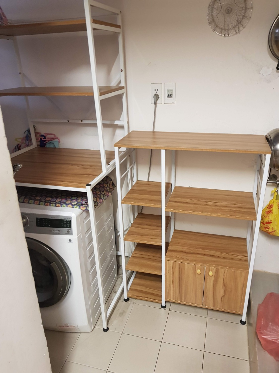 Lần thứ 2 mua của shop, kệ rất chắc chắn, đặc biệt ưng bụng với cánh tủ xịn xò dc gắn bản lề đóng từ từ êm k nghe tiếng động luôn (nói thật mình khá bất ngờ vì giá rẻ mà dc gắn đồ xịn).Khung sắt dày dặn, mặt gỗ k thấm nước rất ok dễ dàng lau chùi. lần này mình lắp hơi lâu xíu nhưng xong thì cảm thấy rất hài lòng, Ah mà Shop có video hướng dẫn từng bước lắp ráp cứ làm theo là thành công đừng như mình tự mò mẫm nên lâu nha.kkk
Thanks shop sẽ ủng hộ tiếp!