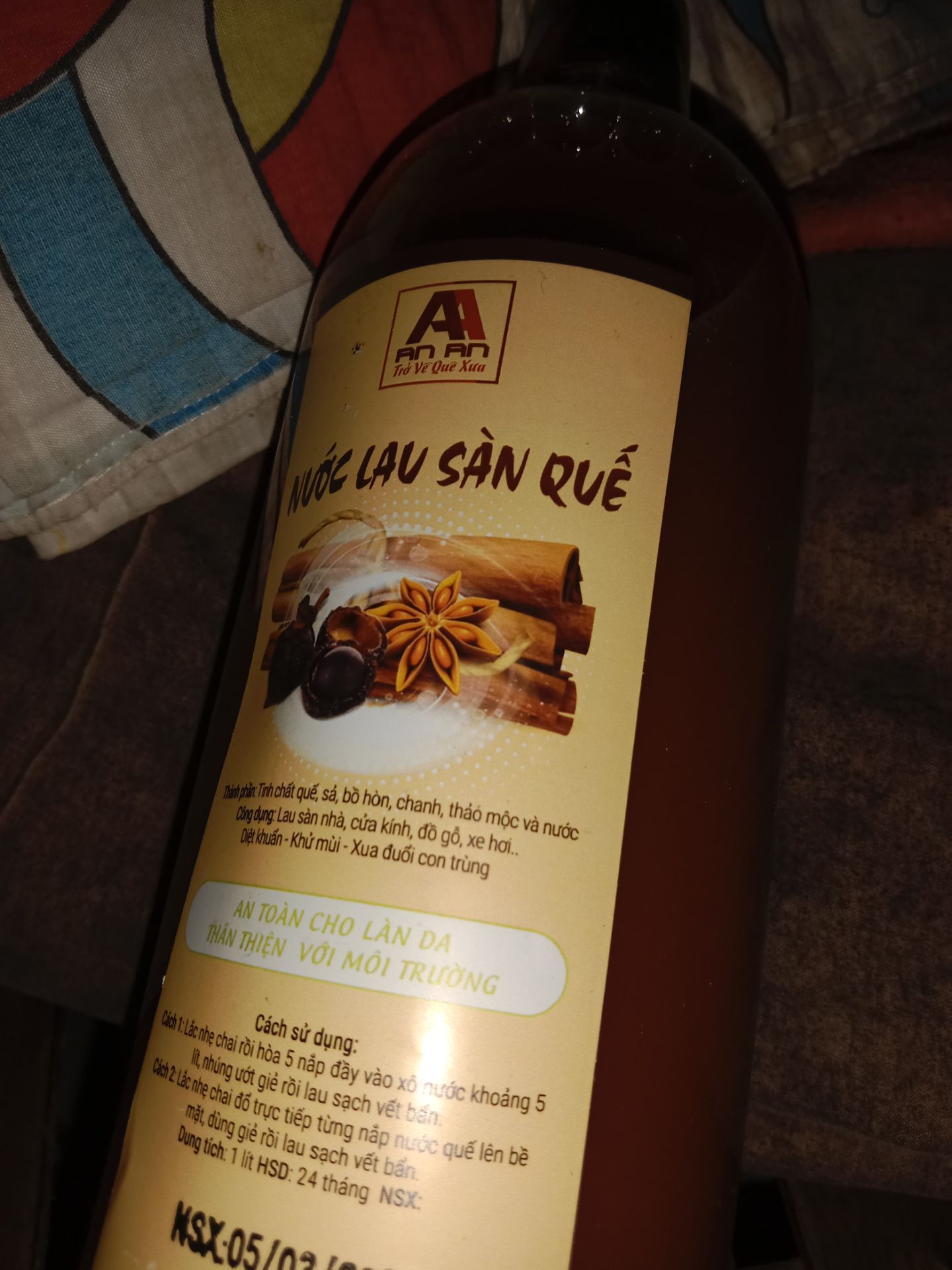 nước lau sàn này sử dụng rất tốt, mùi rất thơm, còn lau được của kính, rất tiện lợi