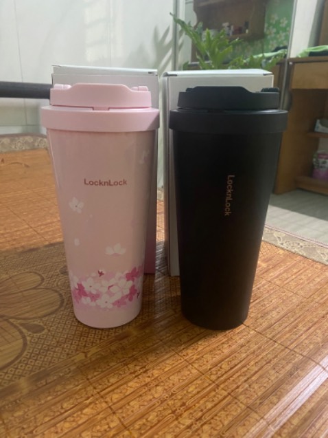 Mua hàng chiều ngày 06/03/2023. Nhận hàng sáng ngày 07/03/2023
Ly màu hồng có hoạ tiết giá 272,000
Ly màu đen giá 233,000
Giảm giá được 20,000
Hôm nay nhận 2 ly này là ly thứ 6 rồi. Nắp cải tiến so với mẫu cũ khá tiện lợi vì chỉ cần bật qua phải + nhấn là mở nắp. 
Có 1 vấn đề nhỏ là nếu miếng lò xo ở nắp gãy hoặc rỉ sét thì khi mở nắp chắc phải xoay mở luôn nắp bự ra mới uống đc. 
Chất lượng giữ nhiệt với mình là ổn.
Vỏ ly dễ trầy xước nếu bị rơi, va đập.
Hàng của Look & Look thì đẹp, chất lượng. Tiki giao hàng nhanh. Mình đánh giá 5⭐️ và sẽ mua tiếp những lần sau.