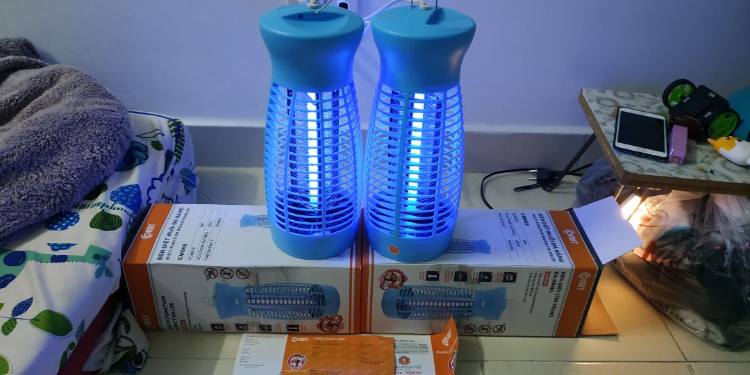 Mọi người phải hiểu là "tiền nào của nấy", nhiều bạn mua hàng rẻ mà cứ sồn sồn lên chê, đọc thấy mà phát ghét.

- Cái này tui mua sài cũng ổn nè
- Sản phẩm có phiếu bảo hành nha
- Giao hàng nhanh, hàng đẹp như hình
- Ánh sáng rất sáng trong tối
- Lâu lâu nghe bụp bụp tách tách đã tai
- Nhớ lâu chùi dọn xác côn trùng dưới đế, để kiến không bu vào ăn xác côn trùng chết

Điều kiện để hiện quả cao:
Phải đặt trong nơi tối nhất và cao hơn mặt đất, chỉ có đèn, KHÔNG CÓ người.
Vì vừa có đèn vừa có người, muỗi sẽ ưu tiên bu người hơn bu đèn