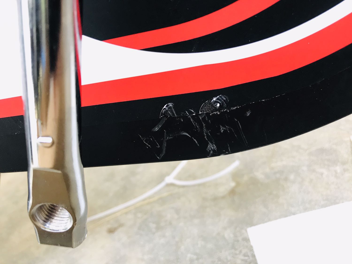 Mới nhận sáng ngày 23/4/2021 , khui tùng ra thì thày có sước 1 chút nhưng cũng không ảnh hưởng mấy. 
Xe i hình và mình đã mất 2h để mài mò em này mới ráp xong( nhất là khúc 2 cái bàn đạp suy nghĩ hoài là rắp ráp cái nào trước).
Mức giá ở tầm thấp như này thì xe có tiếng kêu thì cũng không sao.
Còn về độ bền thì mong sẽ bền nhất là bộ bàn đạp và con bánh quay lớn, mong sẽ ổn.Riêng cái đồng hồ thì mình không quan tâm lắm vì mình không hiểu nó nhảy số kiểu gì.
Các bạn nên mua về để rèn luyện sức khoẻ, tập luyện toàn thân được.