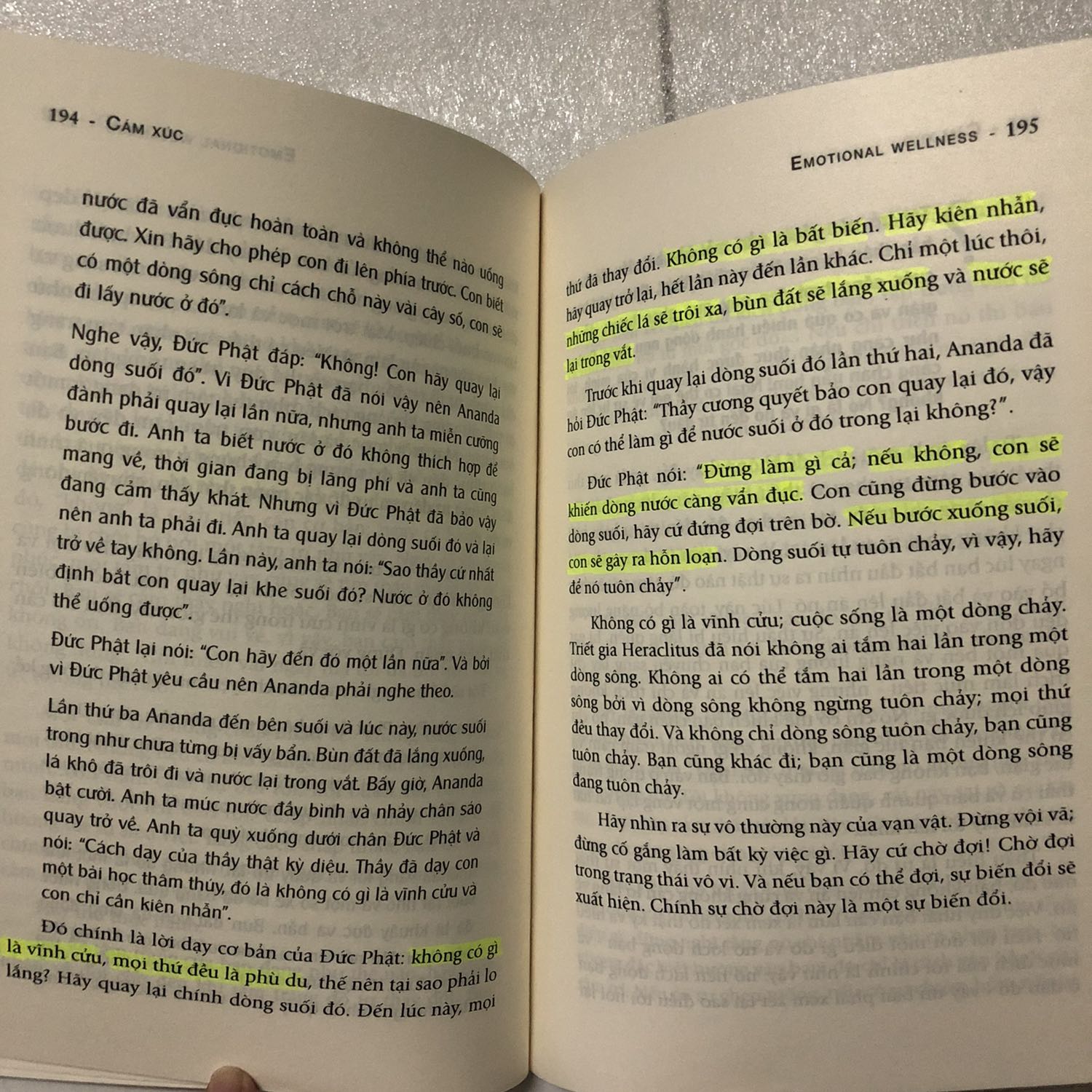 Đây là lần đầu mình đọc sách của Osho. Giọng văn khó đọc, nặng đầu, buồn ngủ là những gì xảy ra với mình ở những trang đầu tiên. Nhưng mình vẫn cố gắng đọc thì những trang sau lại vô cùng cuốn hút, những triết lý của tác giả như khiến bản thân mình được khai sáng. Niềm vui - nỗi buồn, hạnh phúc - khổ đau,... đừng cố gắng phủ nhận hay phán xét chúng. Hãy quan sát những gì đang xảy ra bên trong chúng ta, những cảm xúc đó là gì?; chứng kiến nó trôi qua, chấp nhận và tiếp nhận chúng như vốn dĩ chúng phải là như vậy, học cách chuyển hoá thay vì chối bỏ, kìm nén chúng.
Tiki giao hàng nhanh, đóng gói tốt, sách đẹp. Mình hoàn toàn hài lòng.