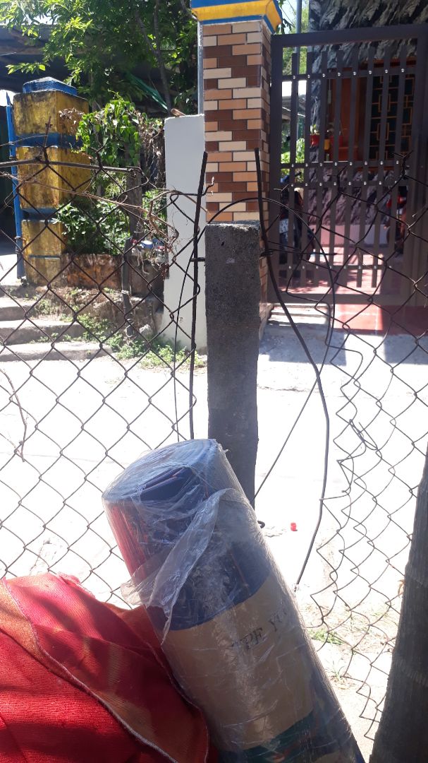 hàng đến tay thì rách lồ lộ luôn ra ngoài. Vừa nhìn đã đập ngay vào mắt thế này mà vẫn để chuyển cho khách hàng. Hàng nếu ko nhận, đổi thì ok rồi, mà thời gian chờ 5 ngày 1 chuyến hàng như vậy đổi thế nào? Ai chịu? Bán đc thì bán, đừng làm phiền người khác như vậy chứ? Vừa mất tiền mà vừa rước bực vào người, ai chịu trách nhiệm?