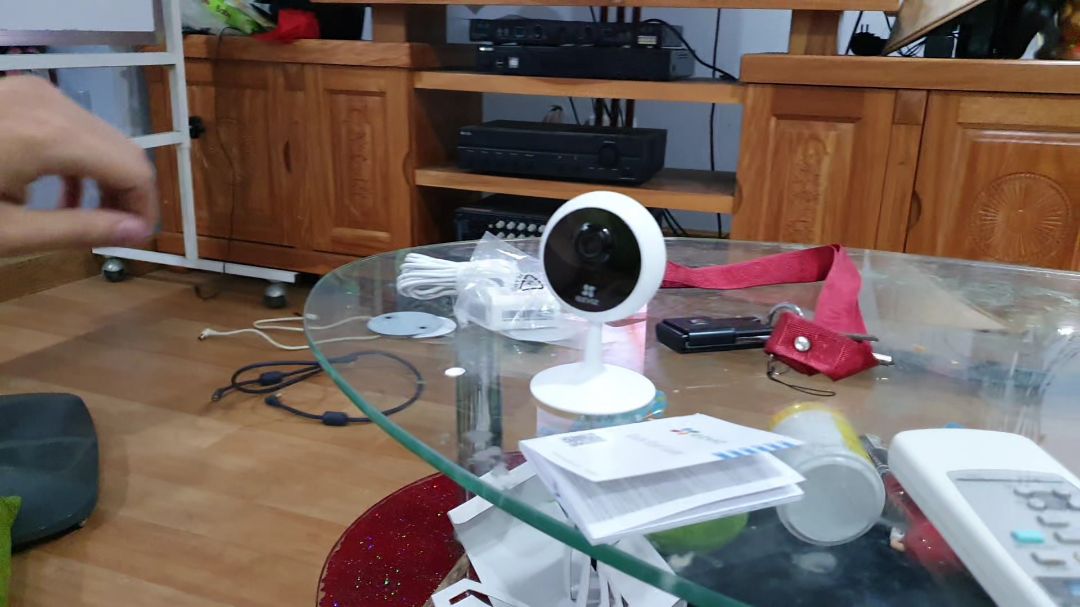 thẻ nhớ bị cắt sẵn, camera tốt trong điều kiện ánh sáng đầy đủ, buổi tối đèn hồng ngoại không đủ nhìn phòng khoảng 20 m²