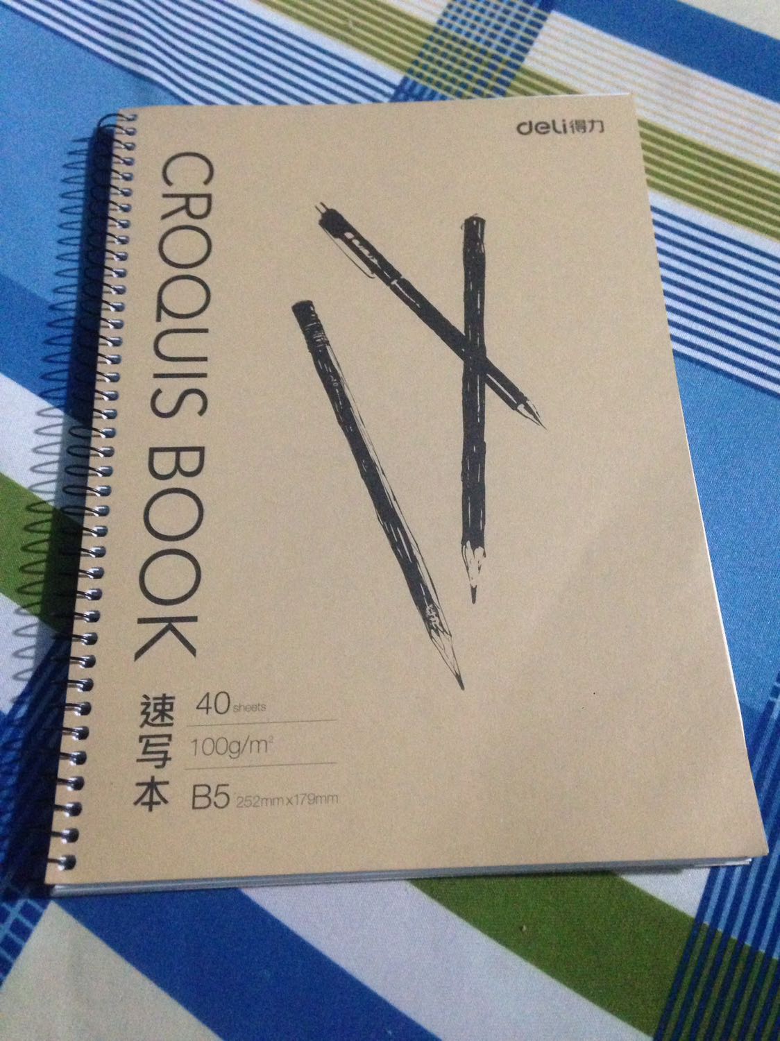 Bộ túi dụng cụ có đầy đủ các dụng cụ cần thiết rất phù hợp cho học sinh hoặc các bạn dân chuyên vẽ . Ngòi bút êm nhưng về phần dao mĩ thuật thì đối với mình do không phải dân chuyên vẽ nên hơi khó gọt  . Gôm đất sét rất thơm và vo tròn rất êm tay . Dao gọt giấy khá sắc nhưng nên sài đồ gọt bút để tiện dụng hơn . Về phần bao bì bên ngoài rất êm loại vải mềm mịn không bị xù vải đặc biệt dây có độ đàn hồi rất dễ sử dụng .
