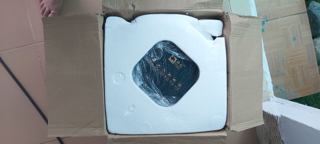 Đặt màu đen mà shop giao màu xanh. 
Không có phiếu bảo hành.
Vỏ hộp bị bể rách, khg biết có ảnh hưởng chất lượng.
Chưa sử dụng nên chưa biết.
Cảm giác không yên tâm...