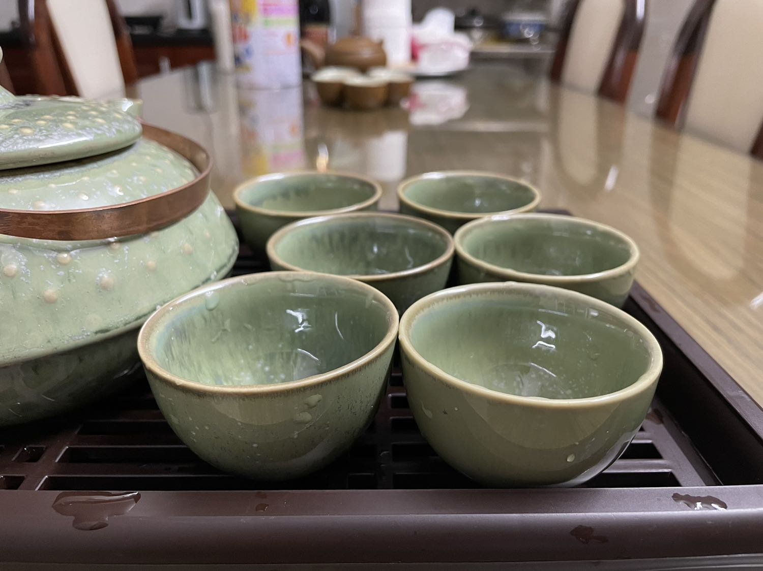 Nói chung là khá hài lòng với sản phẩm, các chén trà tròn đều, không lỗi, màu sắc như hình mô tả, mỗi tội các chấm bạc lên màu không ưng ý lắm (ý kiến cá nhân), tuy nhiên nhìn chung là đẹp.
Giao hàng khá nhanh, đóng gói cẩn thận nên không sứt mẻ gì. 5 sao!!!