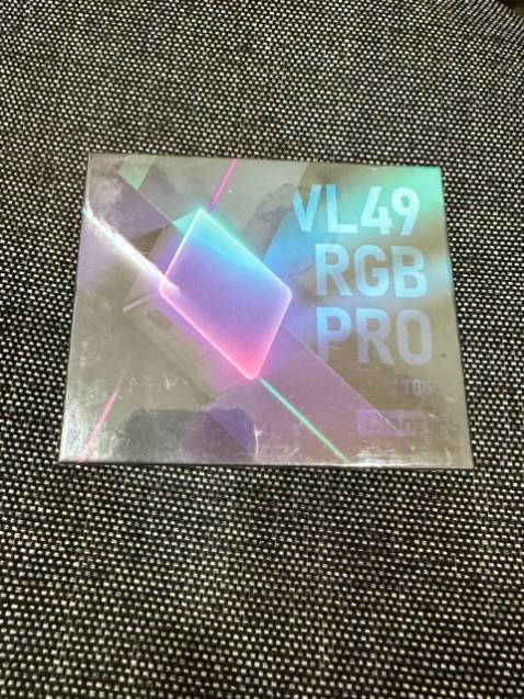 Đèn VL49 RGB Pro loại này mình mua trải nghiệm thấy nó to hơn loại Vl49 phiên bản thường, có thêm màn lọc ánh sáng có thể chụp được nhiều kiểu, dung lượng pin khá dài nhé. Nói chung tốt nên mua.