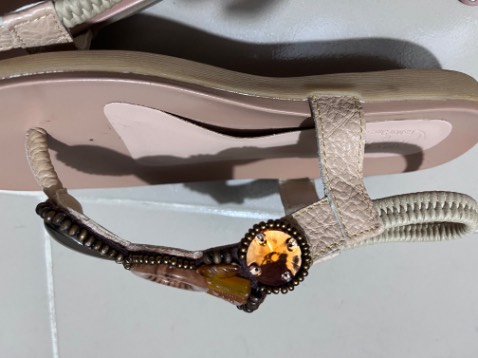 Nên mua lớn hơn size đang mang, mình mang 38 mà mua 39 mới vừa! Shop giao hàng ko kiểm tra, bị hở keo nên mình ko hài lòng lắm