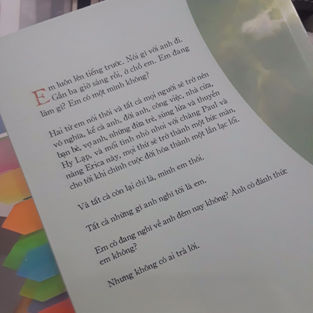 Tiki giao nhanh lắm, mình đặt tối hôm trước thì sáng hôm sau đã giao tới nhà, sách còn nguyên bọc nilon nên rất mới. Mình đánh giá Find Me không lãng mạn bằng *** Me By Your Name, dù nó kể nhiều hơn 1 câu chuyện tình, nhưng mình rất thích cái kết này. Đúng như tựa đề quyển sách, Elio & Oliver đã tìm về với nhau dẫu đã hai mươi năm sau mùa hè nóng bỏng đó, dẫu đã từng có những người khác xuất hiện trong đời họ  những người tình - vợ - con cái. Kết thúc rất thơ nhưng vẫn thực tế như vốn dĩ nó phải thế, vừa là HE vừa là OE, vì nó như một sự bắt đầu lại của câu chuyện tình này.