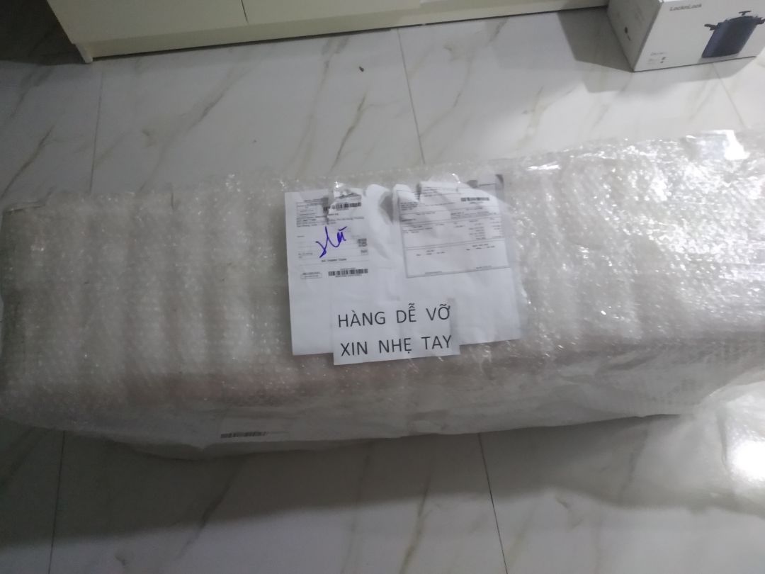 Hàng giao nhanh, bao bì ngoài cẩn thận nhưng bao bì đóng gói quạt thì rách. Nhưng may mắn quạt không bị xước và vỡ, tạm ổn