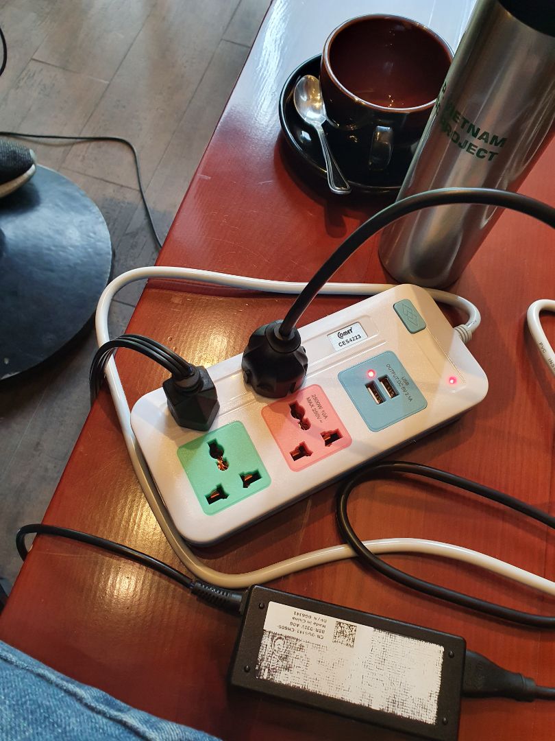 hàng không ổn lắm, nhất là 2 giắc cắm usb chập chờn, có vấn đề, nếu ko dùng đến thì gọi là cho có để thu hút khách hàng mua thôi. chứ cổng usb lởm lắm. mình mục đích là các ổ cắm 3 chấu