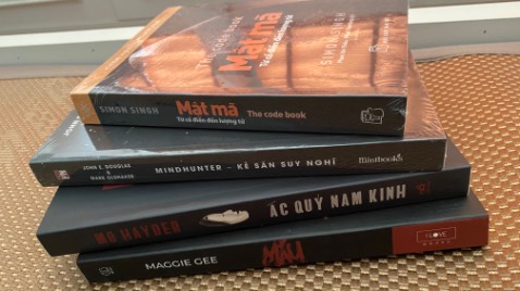 Nên xem thêm cả series Mind Hunter khi đọc quyển này. Đây không phải là truyện nhưng đọc vẫn thấy hấp dẫn về quá trình giải quyết các vụ án và tìm hiểu tâm lý hành vi tội phạm của FBI