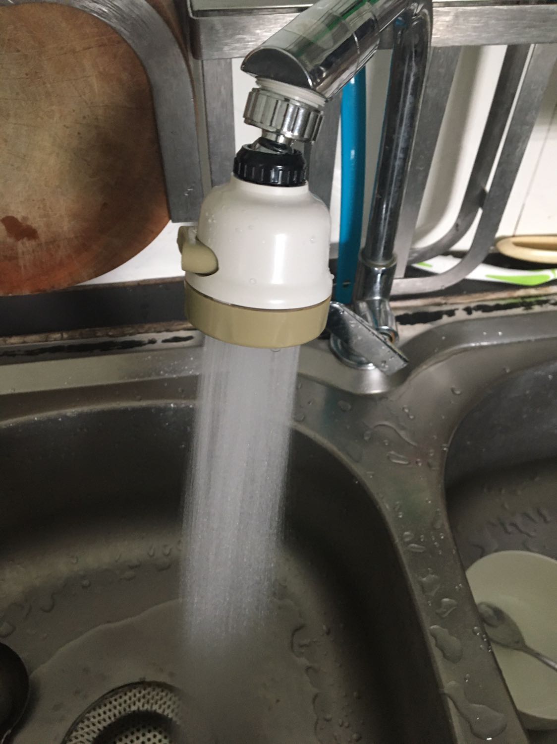 Ngon bổ rẻ giúp việc rửa dễ hơn. Nước ra mạnh và đều. Đầu vòi vặn vào ren (trong) của vòi nước.