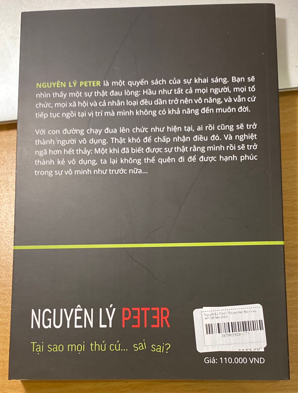 Sách giao nhanh. Mặc dù chưa đọc kỹ nhưng có thể nhìn nhận đây là một cuốn sách có nội dung khá thú vị và mới lạ. Tác giả đưa ra nhiều nhận định và góc nhìn độc đáo.