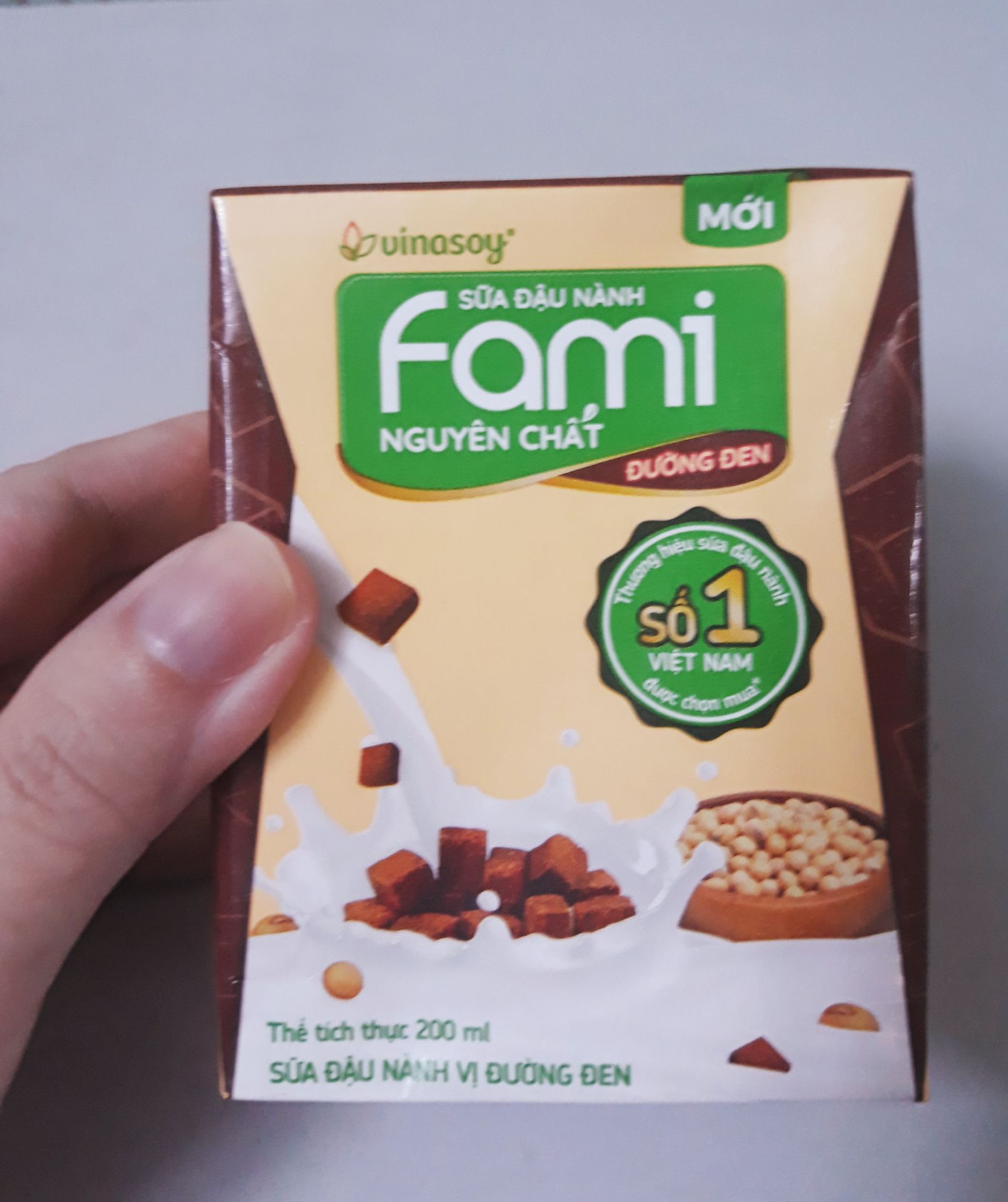 Sữa đậu nành vị đường đen có vị ngọt thanh, uống rất thơm ngon và bổ dưỡng, uống cảm giác rất thích, để tủ lạnh hoặc thêm đá khi uống sẽ càng ngon hơn. Tiki đóng gói hàng cẩn thận và đẹp mắt. Tuyệt vời!