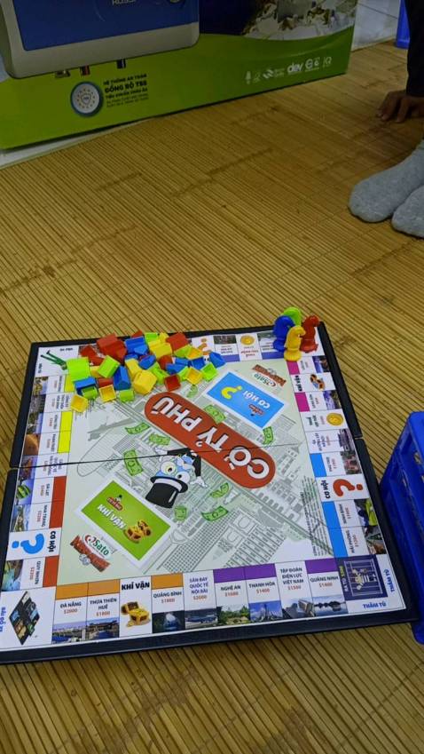 Giá rẻ, bàn bằng nhựa chắc chắn, quân cờ màu sắc bắt mắt lôi cuốn người chơi.Có hướng dẫn chơi rất cụ thể,các bạn cùng nhau chơi rất vui vẻ.Mong rằng các bạn có một mùa hè  bổ ích bên bàn cờ tỉ phú.
