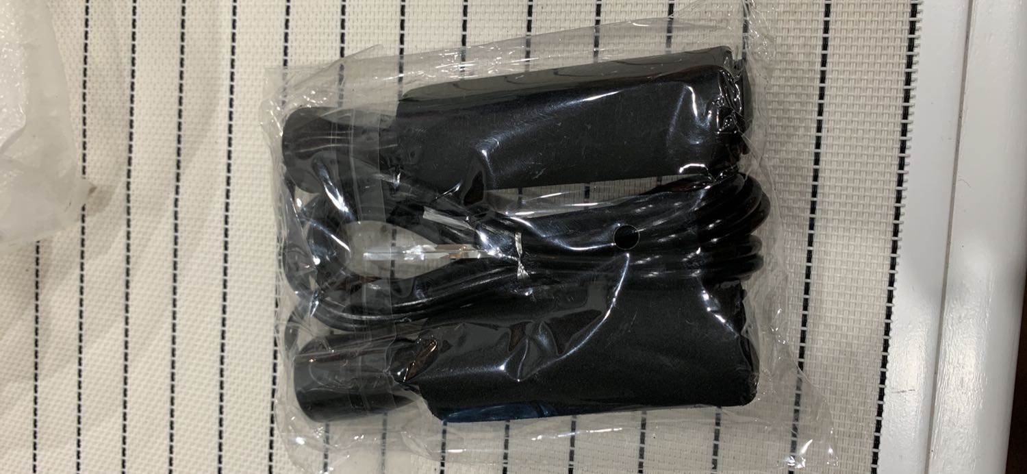 Sản phẩm đóng gói gọn gàng. Tay cầm nhẹ và mềm, dây nhẹ dẻo, kha ổn trong tầm giá