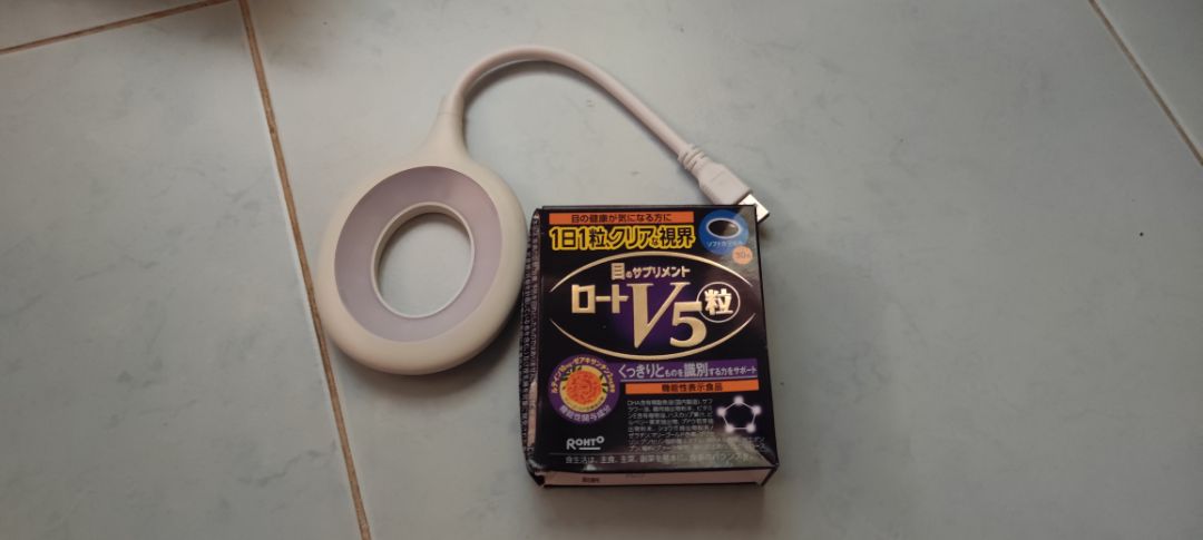 Đóng gói chưa cẩn thận lắm, vận chuyển hộp móp méo, dù vậy cũng may không ảnh hưởng thuốc bên trong. Thấy đánh giá cao nên mua về dùng thử xem sao.