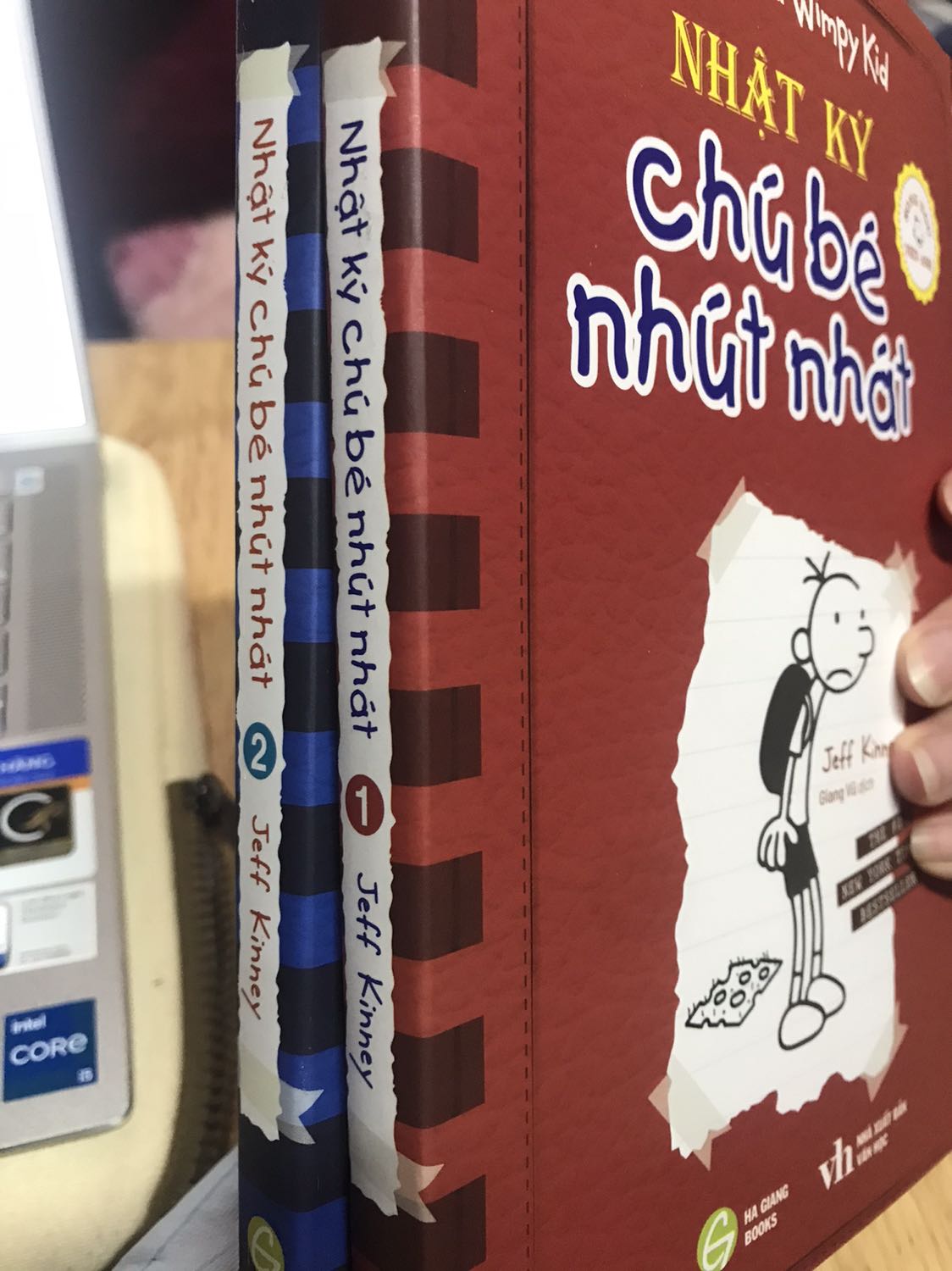 Giao hàng rất nhanh, mình cũng thích cuoins này lắm nhưng giờ mới mua đc, shop gói hàng cẩn thận, shiper thân thiện