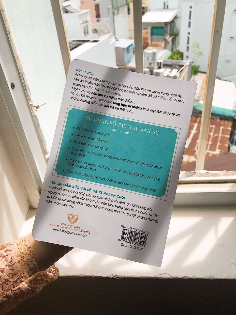 Cuốn sổ tuyệt quá, chẳng cần đến wedding planner làm gì nữa luôn, có nó là mình tự làm được hết đó mấy bạn. Bộ quà tặng cũng hay ho lắm, nhưng hơi khó tìm một chút, mình cũng thấy mấy bạn hỏi bộ quà tặng nằm ở đâu. Nó nằm ở đầu trang 32 nha, ngay dưới dòng này có một cái link nè: "Để thuận tiện cho việc tính toán ngân sách, bạn có thể download file excel ngân sách tại đây....link.". Sau đó mấy bạn truy cập link rồi sử dụng quà tặng nha.