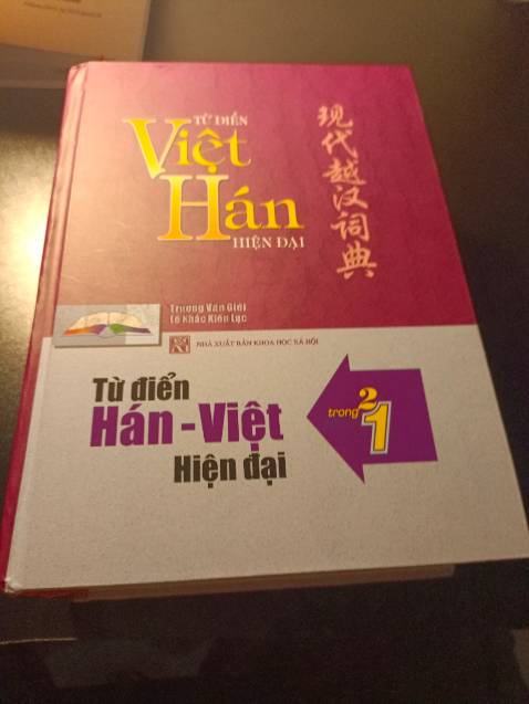 Từ điển chia 2 mặt là 2 phần V-H và H-V, chất lượng in tốt nội dung đầy đủ giúp ngườI đọc trả cứu dễ dàng đáng mua nhé!