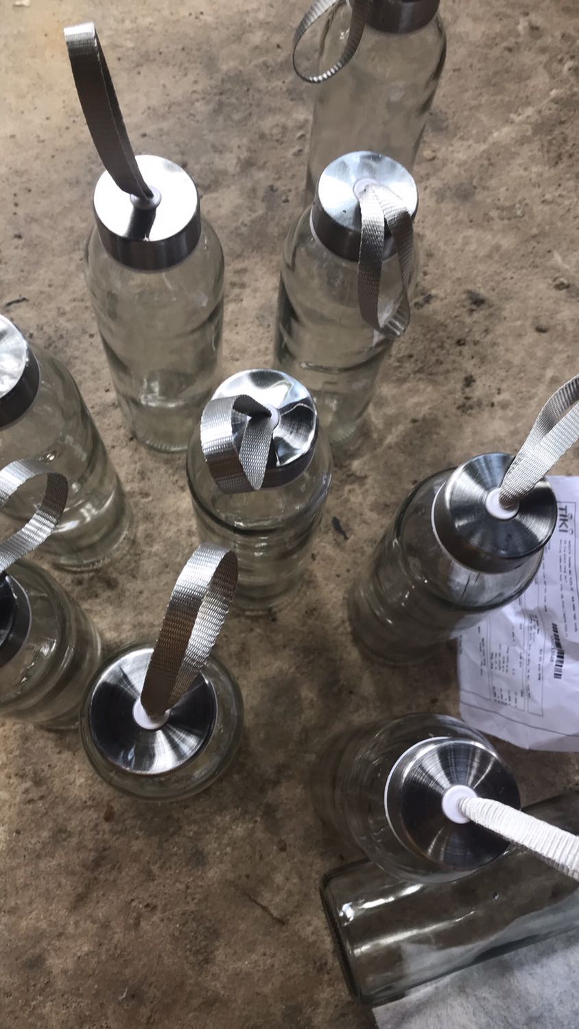 Giao thiếu hàng. Nhắn tin hỏi thì shop ko thèm trả lời, dịch vụ gì lỗi lõm quá vậy. Đã vậy trong thùng hàng cả 1 mớ “rác”, toàn bill của những người khác. Nhắn tin lên tiki thì đợi muốn hết cả cái mùa quýt luôn, sau lần này thì mình ko bao giờ mua hàng trên tiki nữa. Việc hỗ trợ khách hàng khá là tệ, mình cảm thấy còn tệ hơn trên *** nhiều. Bình cũng không đẹp hơn là mấy nhưng tiền nào của đó thôi