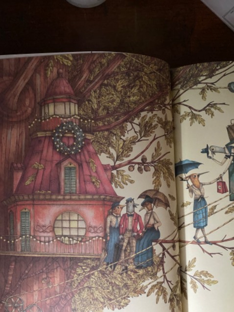 Sách bọc rất cẩn thận , nên giao hàng hơi lâu , nhưng chờ cũng đáng giá . 
Phần dịch thuật sang tiếng Việt khá dễ thương , những từ như xổi , hay mau mắn , người dịch chắc đã nghiên cứu rất kĩ cho từ ngữ được trao chuốt , mà vẫn giữ được tinh thần của quyển sách .
Câu chuyện nhẹ nhàng , được truyền đạt một cách đầy tinh tế , khéo léo , không giáo điều , phù hợp với trẻ em . 
Sách minh hoạ quá đẹp , đẹp đến mức hoàn hảo , rất là thích chất liệu giấy , mình đã đọc rất chậm để cảm nhận vẻ đẹp của từng trang sách lẫn nội dung .