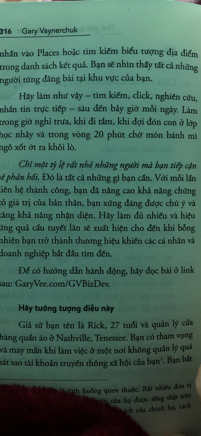 Cảm xúc khi  đọc xong cuốn sách này: sự biết ơn . Cảm ơn tác giả Gary Vayner -người viết cuốn sách này, cảm ơn dịch giả, cảm ơn nhà xuất bản vì tất cả. Bản dịch quá tuyệt ,cực kỳ dễ hiểu. Giá trị lớn nhất mà tôi nhận được từ cuốn sách về phần Insta về cách tiếp cận khách hàng theo hashtag và theo khu vực, tìm kiếm, nhắn tin mỗi ngày. 

Và hạnh phúc hơn cả là cuốn sách này cực kỳ mới. Năm 2020 đọc sách xuất bản chỉ một năm trước bằng tiếng Việt.

Cảm ơn Tiki vì những cuốn sách hay với giá cực tốt.