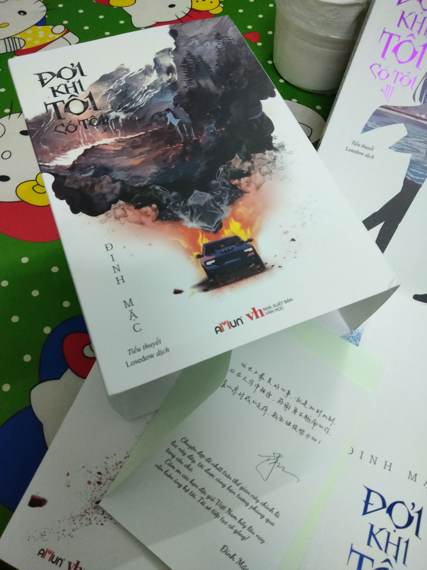 Sách đẹp, trang sách dầy, mực không nhoè.
Có 1 hộp bọc sách mình không biết gọi là gì nên có kèm theo ảnh chụp nhé.
Còn có 1 phong thư của tác giả dành cho độc giả Việt Nam, đối với 1 đứa mê Đinh Mặc như mình thì hơi bị phê phê đó.
Hình như là hàng pre order nên quá trình lấy hàng hơi lâu, nhưng khi đã đóng gói vận chuyển thì bên tiki vẫn giao rất nhanh.
 3 quyển dầy như vậy với giá như vầy mình thấy cũng ổn phết chứ.