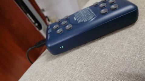 Cạc ổn có cổng typeC cho sạc vào và sạc ra.