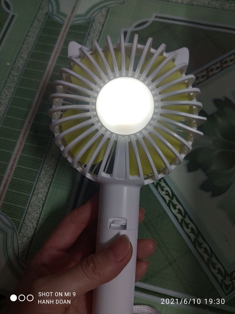 không biết có phải hàng order hay k? mà bình thường tiki giao habgf siêu nhanb, còn lần này  phải cả tuần mới nhận được hàng, đặt 2 cái mà shop giao có 1 màu hơi buồn xíu, nhưng quạt đẹp,c ó đèn phía sau lưng quạt nữa, có 3 nấc gió