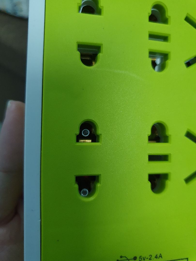 ghim không vào điện. đến lúc rút ra thì phần nhựa của chuôi cắm rút ra, phần kim loại dính vào ổ điệ  không lấy ra được. không biếy do ổ điện hay do dây đèn, cả 2 đều mua ở shop