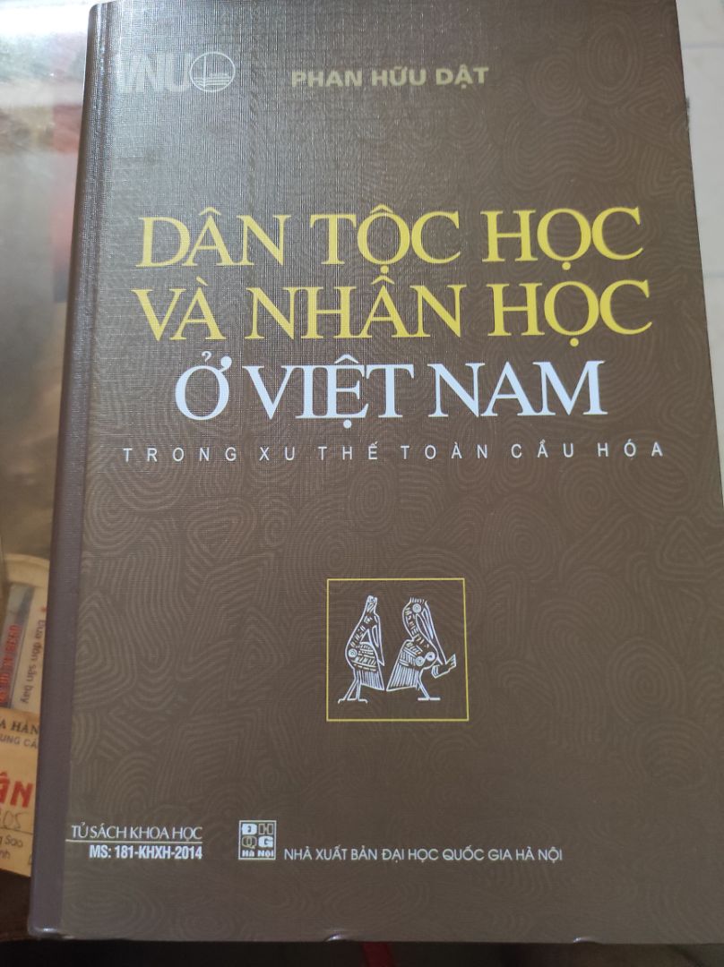 Sách bìa cứng, trình bày đẹp mắt. Thích hợp cho nghiên cứu Văn hóa học, Nhân học và Dân tộc học.