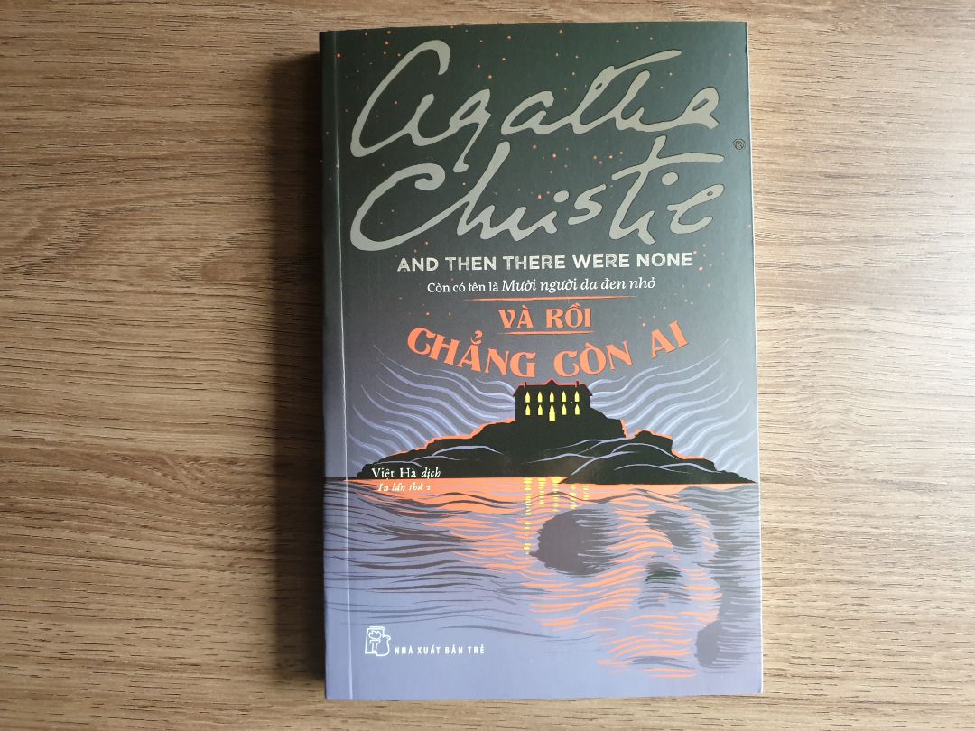 Sách rất đẹp, còn nguyên seal. Có lẽ là đơn hàng mình ưng nhất từ trước đến giờ, font chữ và màu giấy bên trong đều rất hợp ý mình. Còn có cả bookmark nữa, thật sự rất thích sách do NXB Trẻ làm. Vô cùng đáng tiền nhé!