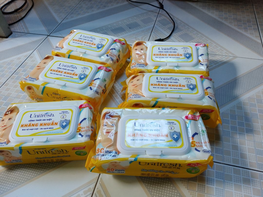 hàng giao rất nhanh nhe mọi người, shop đóng gói rất kĩ, hạn sử dụng đến gần hết năm 2024, nhân viên giao hàng nhanh nhẹn, mẫu mã trông rất đẹp, hàng nhìn là thích ngay giá rất tốt, nên mua nhe mọi người, cho tất cả 5 sao chúc shop ngày càng nhiều khách hàng tin tưởng và mua nhiều nhất.