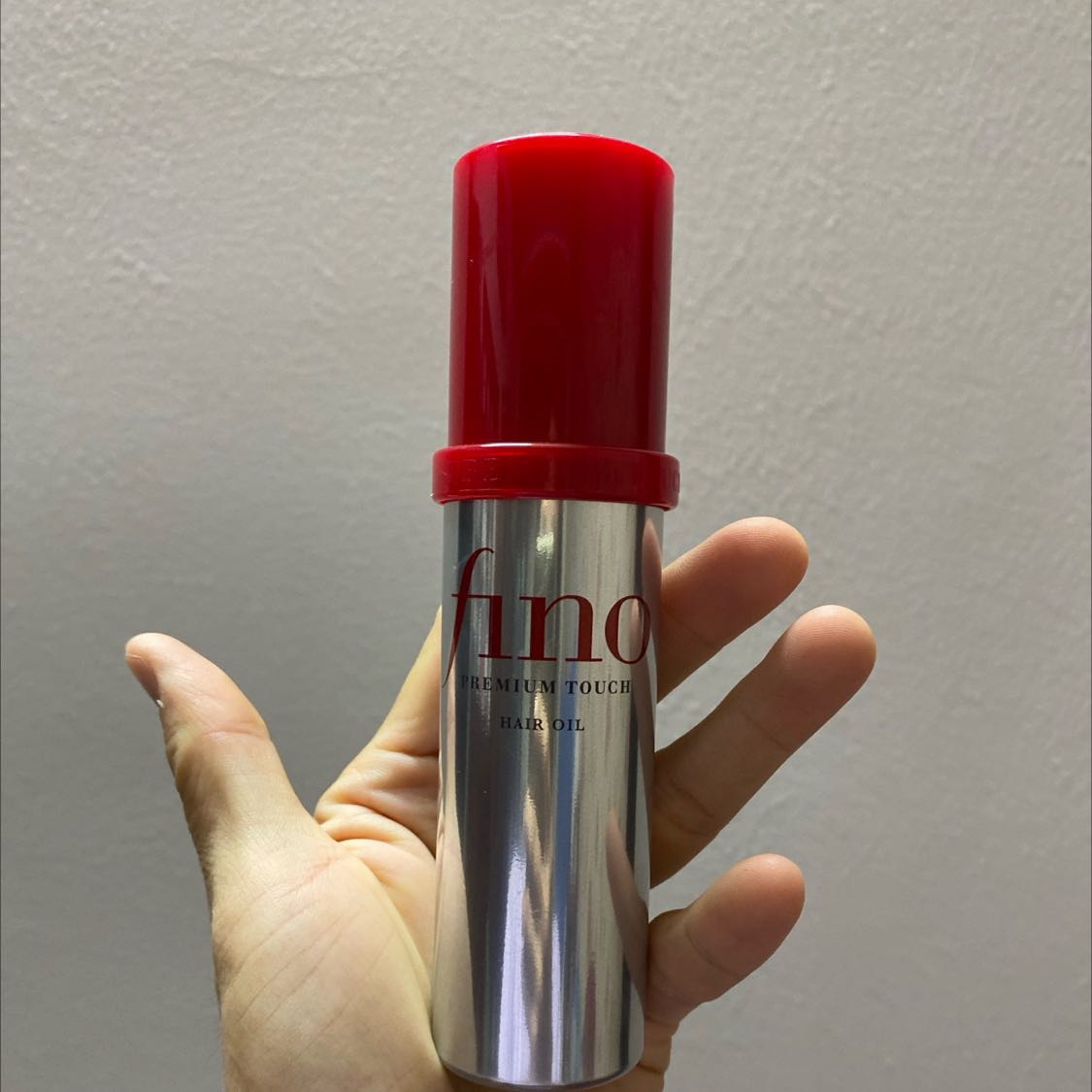 Sản phẩm dùng tốt, tóc mình đang bị khô vì nhuộm tóc, thoa dầu này lên tóc mượt và không cảm giác bị bết.
Nhược điểm là mình không thích mùi của dầu dưỡng, vì nghe như là thoa dầu xả lên đầu mà mình chưa xả vậy