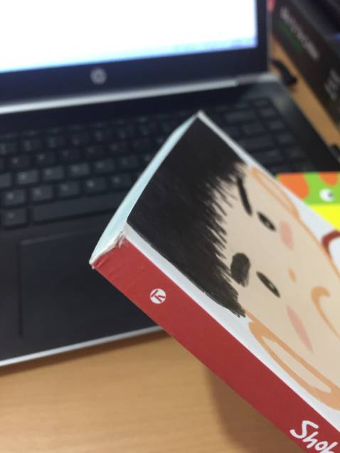 Mình cảm giác như Tiki gửi sách cũ đã qua sử dụng cho mình. Bìa sách có dấu hiệu đã đọc rồi + bìa sách trông cũ hơn bình thường. Mình chưa xem các trang bên trong nhưng bên ngoài phần gáy sách bị rách 1 ít và bẩn như ảnh.