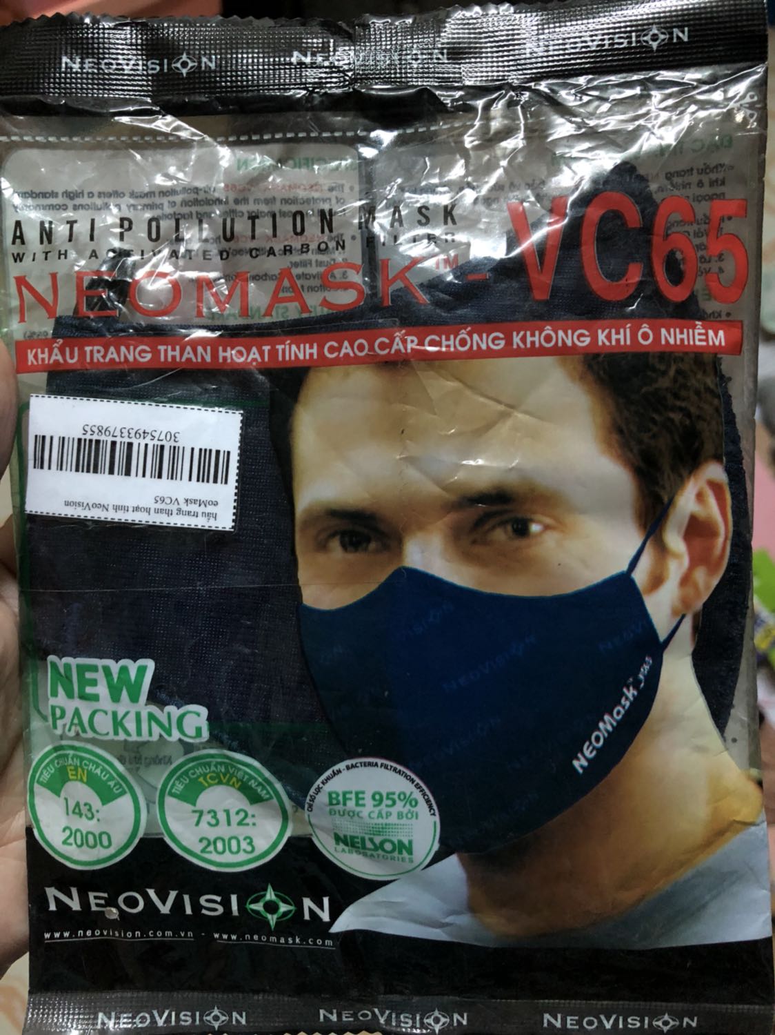 Hôm nay này mới nhận hàng khẩu trang than hoạt tính này, vì mình bận đi làm nên nhờ mẹ nhận giúp, nhưng mẹ không biết sp này có kiểm tra hàng, mình mới về mở ra thì thấy hoảng hồn thật sự. Bao bì như 8 đời dương để trong kho mốc meo rồi đợi đợt dịch cúm Corona này mới có dịp đem ra bán hay sao ý, nhàu nát không thua 1 cái giẻ rách, thử hỏi khi bạn mua 1 sản phẩm mà bao bì bên ngoài như vậy kèm theo hạn sử dụng đến 15/1/2020 trong khi hôm nay là 30/1 thì bạn có dám sử dụng không mà lại giao cho khách hàng? Mình đặt Tiki không biết bao nhiêu lần nhưng hôm nay thất vọng thật sự, khâu kiểm hàng của Tiki có vấn đề? hay tại Tiki khinh thường khách hàng kém hiểu biết mà muốn quăng gì là nhận nấy? 40k có lẽ quá ít để Tiki tỉ mẩn 1 gói hàng và thể hiện thái độ tôn trọng khách hàng kém như vậy?!? Đề nghị Tiki giải quyết đơn hàng này cho mình