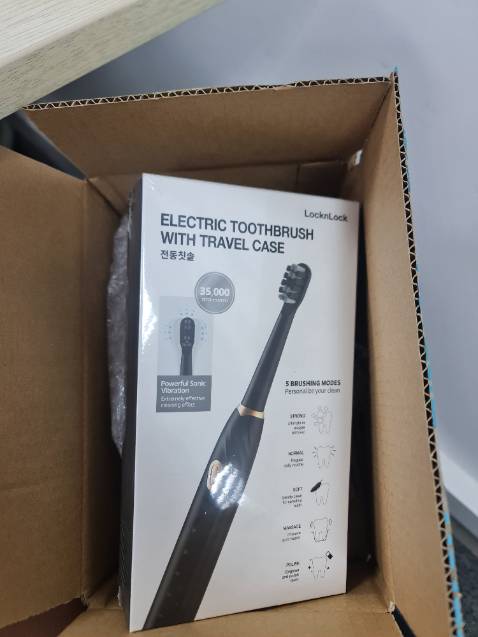 Bộ sản phẩm rất chỉn chu luôn, có hẳn 4 đầu chải đi kèm và hộp để mang đi du lịch nếu cần nữa chứ. 100 điểm luôn