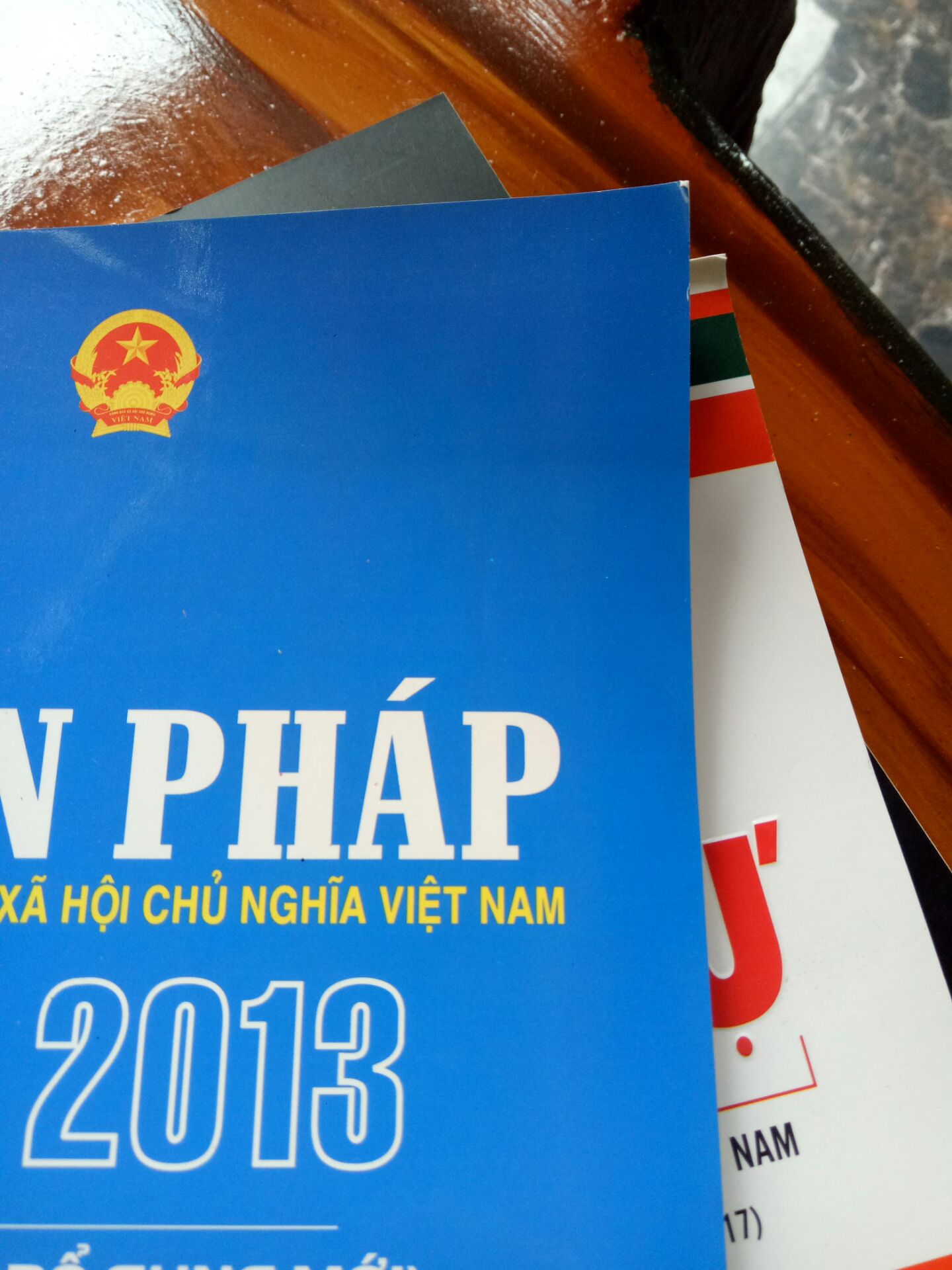 Đóng gói không chắc chắn, để sách bay lung tung trong thùng đồ nên bị quăn mép hết cả mấy quyển luôn :(
