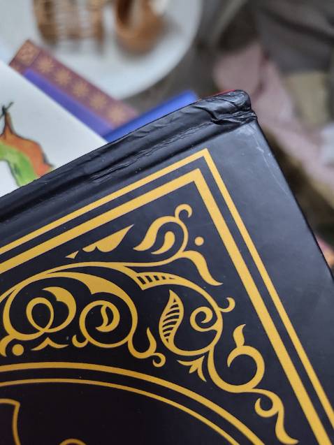 Bên giao hàng quăng hư hét góc sách, hộp méo 1 bên luôn...