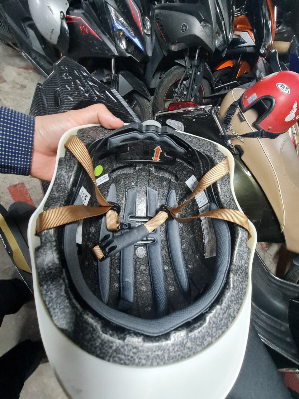 đáng mua. mũ chắc chắn, nhẹ và rất mát đáng mua. mũ chắc chắn, nhẹ và rất mát