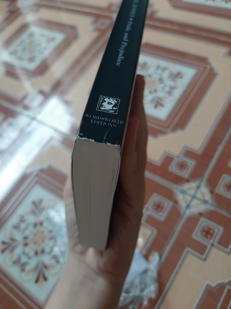 Giao hàng hơi lâu và ship hơi cao xí, tận 35k. Nói chung tổng thể sách ổn, bìa có vài chỗ bị như hình mình chụp, đa số mấy quyển này khi mình mua về đều bị. Nhưng bên trong thì vẫn đẹp bình thường nên cũng không sao. Đã sưu tầm sắp xong còn mỗi quyển Emma nữa thôi :)