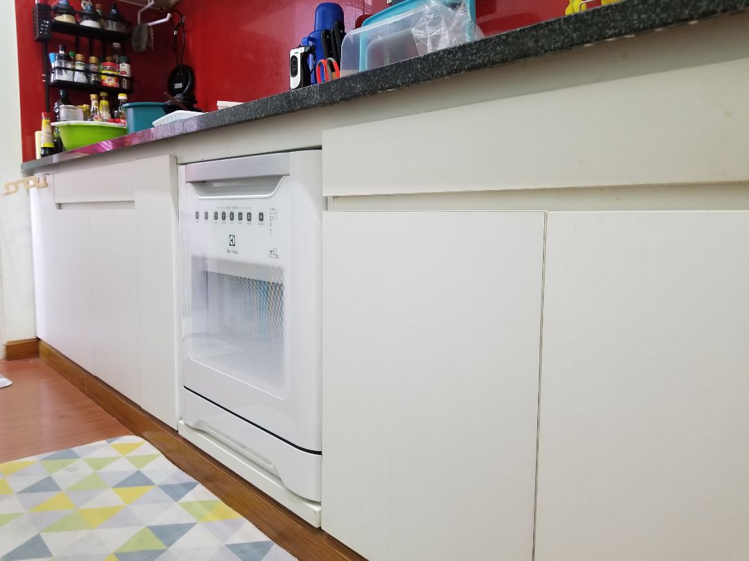 Sản phẩm này đúng là sản phẩm quốc dân của dòng máy rửa chén 8 bộ. Ngạc nhiên là máy nó rửa chén còn sạch hơn mình rửa, đáy xoong nồi dính đen lâu ngày, mà rửa chục lần trắng trở lại luôn. Máy này đúng là quá ngon trong dòng máy 8 bộ. Nhưng thiết kế chỗ úp chén dĩa chưa thông minh lắm, nên đôi khi thấy hơi khó để xếp chén dĩa kiểu người việt, nếu ăn kiểu tây thì xếp dễ hơn. Dòng này giá rẻ nên cũng hơi ồn khi so với mấy máy Đức.