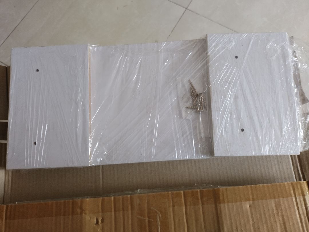 Đóng gói cẩn thận. Giao hàng nhanh hơn dự kiến, nhưng shipper lúc giao hàng thì lại bài cũ "anh gọi em 5 cuộc mà toàn thuê bao" trong khi trước đó vẫn liên lạc bình thường. Vì để ở sảnh chung cư cũng ổn nên mình không muốn làm rõ.
Kệ 2 tầng cao hơn so với kì vọng. khuyên các bạn nên không cần thiết thì mua 1 tầng thôi.
Khung chắc chắn, dễ đóng. Lỗ đục hơi lệch nên có dư ra chút xíu. Lúc đóng gói có "trang trí" thêm nhiều mùn cưa nên phải lau chùi thêm. sứt mẻ đôi chút nhưng không đáng kể. Giá ổn.