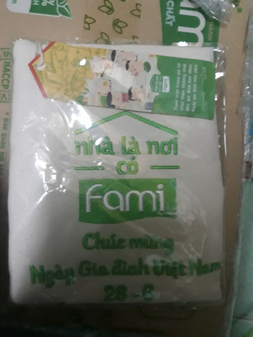 Về sữa chắc ai cũng từng uống rồi, chất lượng khỏi chê, hàng mới sản xuất và hình như sản phẩm cũng mới có trên tiki, sx 04/06 hạn sử dụng tới cuối năm. Về tiki thì mình luôn luôn hài lòng tất cả, vận chuyển nhanh, 2 tiếng đã nhận đc hàng vì tikinow, đóng gói thì quá cẩn thận luôn, có đi trời mưa lớn cũng k sao. Về giá đang khuyến mãi nên giá rẻ, lại còn đc tặng túi Fami nữa, dễ thương và đẹp. Cảm ơn tiki ???