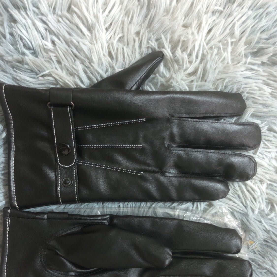 Mấy hôm rét mua đc đôi găng tay đi. Thấy chất da khá là mềm. Có cúc để điều chỉnh to nhỏ cố tay cho nam và nữ đều dùng đc ấy. Đường may dày dặn, chắc chắn nhé, k thấy chỉ thừa. Cho 5 sao còn lại chưa dùng chưa biết độ bền.