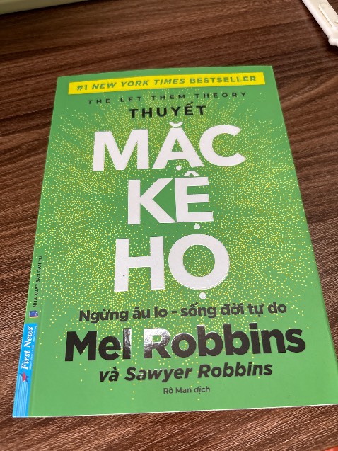 Dịch hay. Nội dung ý nghĩa có thể áp dụng đc. Từ ngày thực hành mình thấy tâm trạng thoải mái hơn hẳn. Giá các nhà xuất bản có thể nghiên cứu in trên chất liệu giấy như như bản tiếng Anh để cầm đỡ mỏi tay và tiện mang theo khi ta ngoài sẽ nâng trải nghiệm người dùng hơn